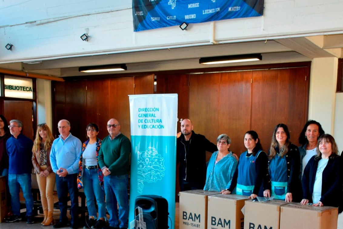 Entregaron equipos de sonido a escuelas secundarias del distrito