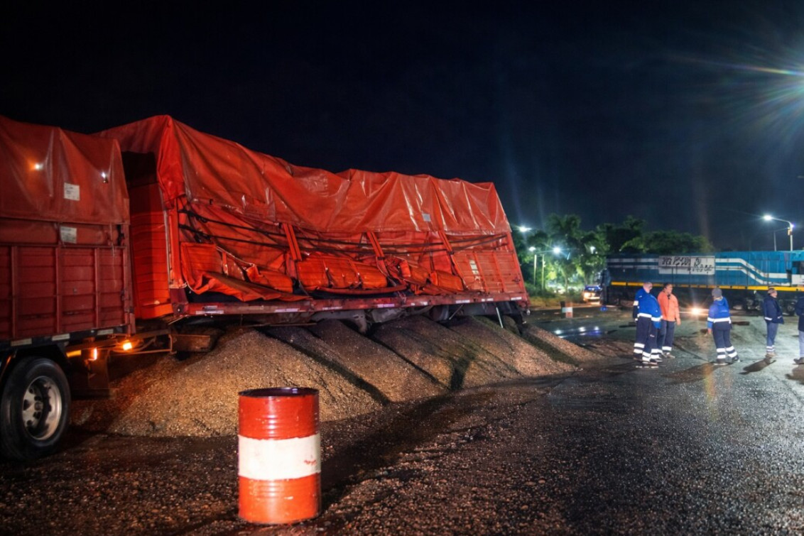 Fuerte choque entre tren y camión en Ingeniero White