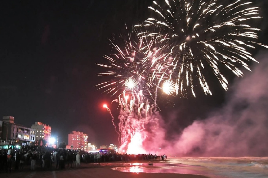  Monte Hermoso recibió el 2026 con un imponente festejo multitudinario en la playa