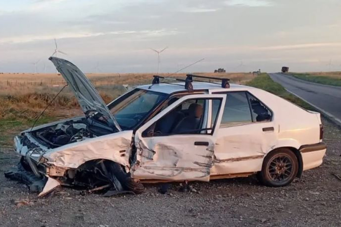 RUTA 33: Un auto chocó contra un camión
