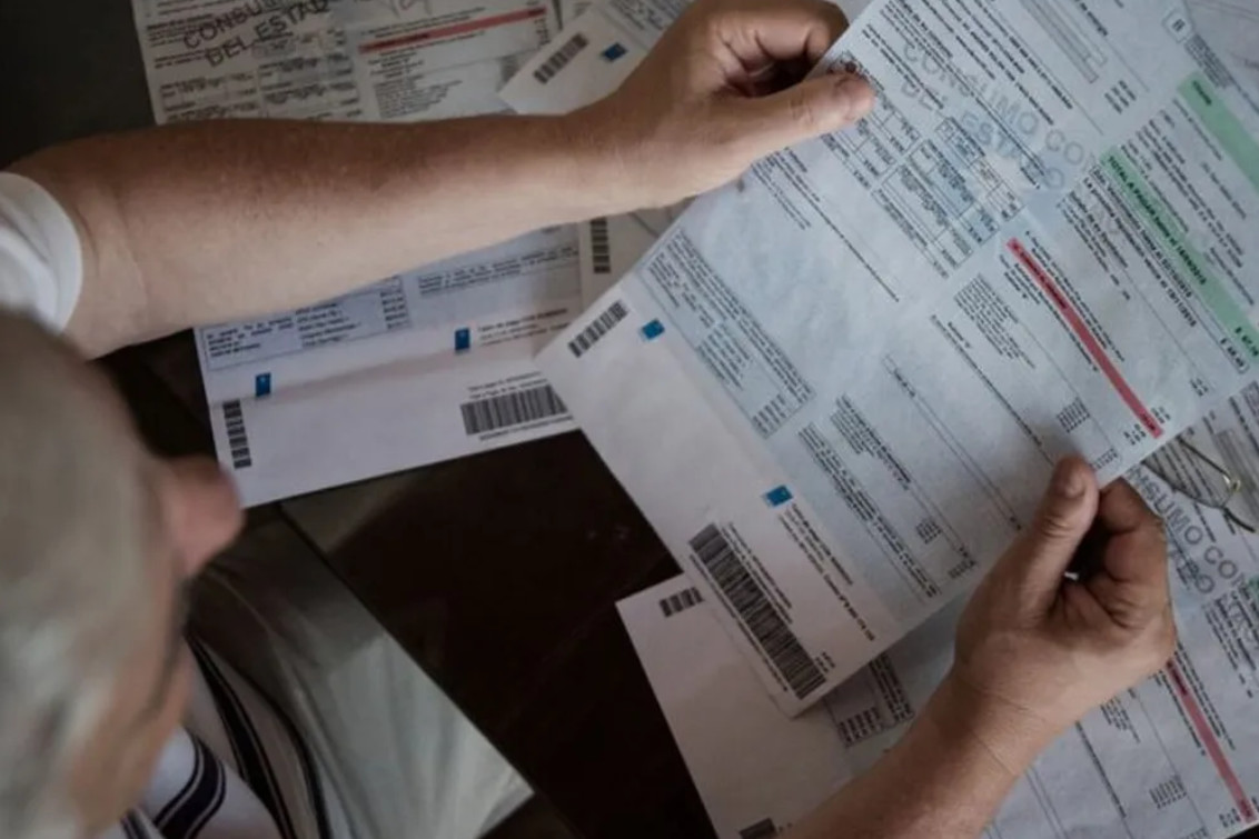 Golpe al bolsillo: Abril llega con fuertes subas en luz y prepagas