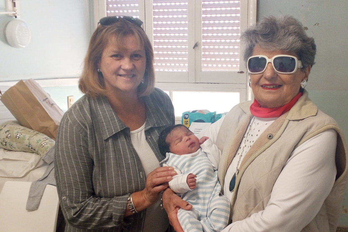   La Asociación Sanmartiniana entregó un ajuar al bebé nacido el día del natalicio del Libertador