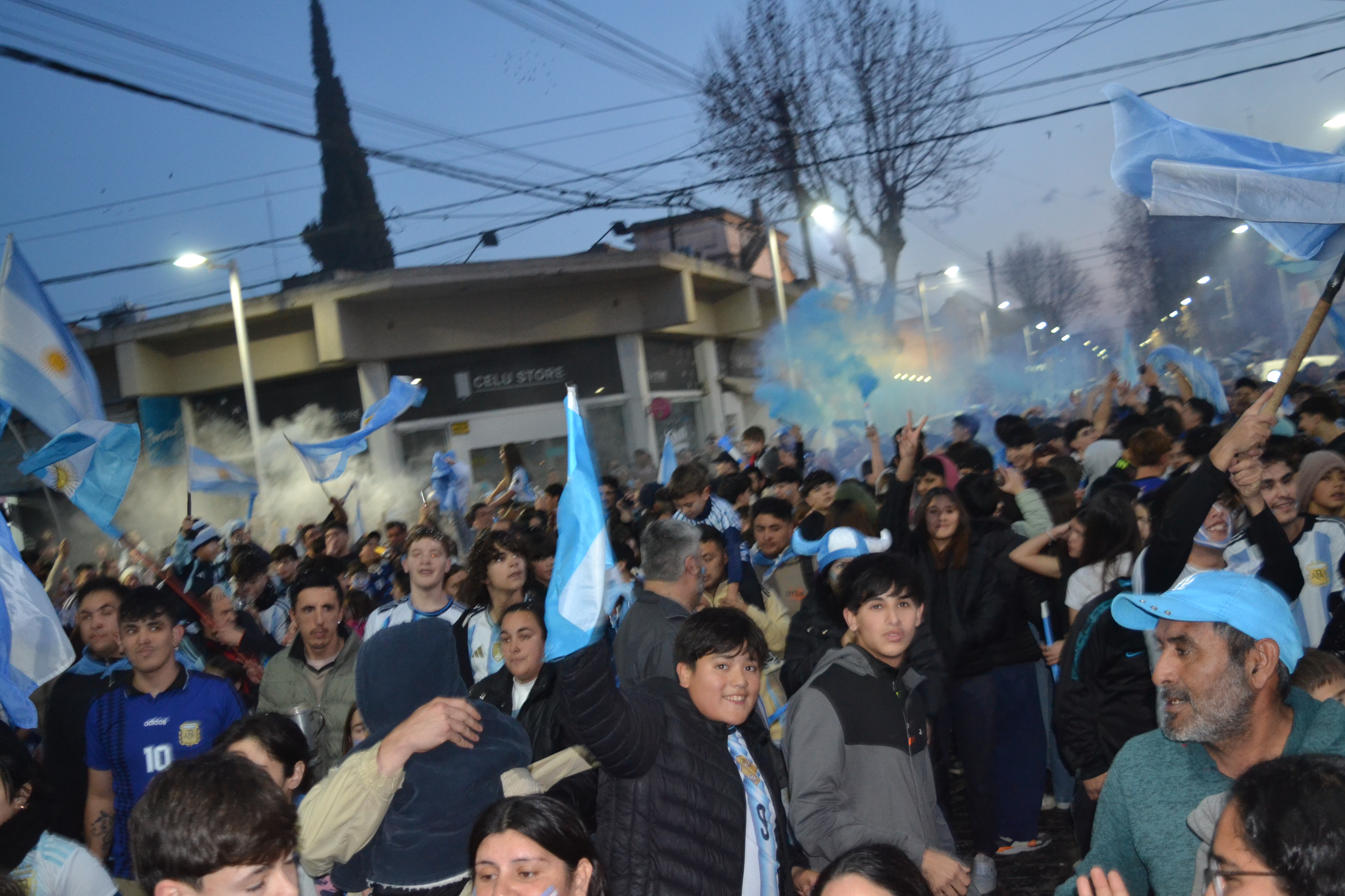  PRINGLES CELEBRÓ CON UNA MULTITUD LA CLASIFICACIÓN DE ARGENTINA A LA FINAL DEL MUNDIAL