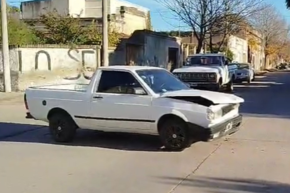  Fuerte choque entre una Volkswagen Saveiro y un Renault 11 en la esquina de Moreno y Colón