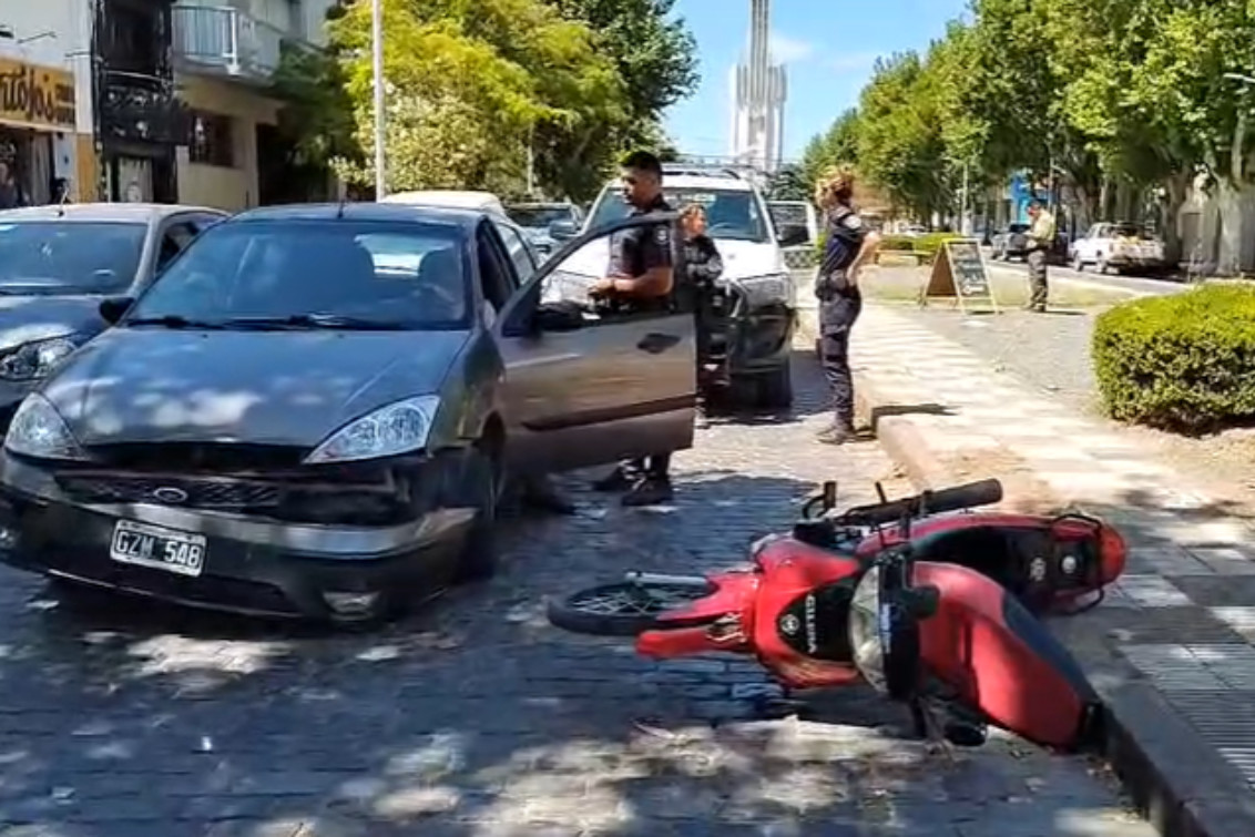  11 CHOQUES EN LO QUE VA DEL 2026: Colisión entre un automóvil y una moto en Avenida 25 de Mayo
