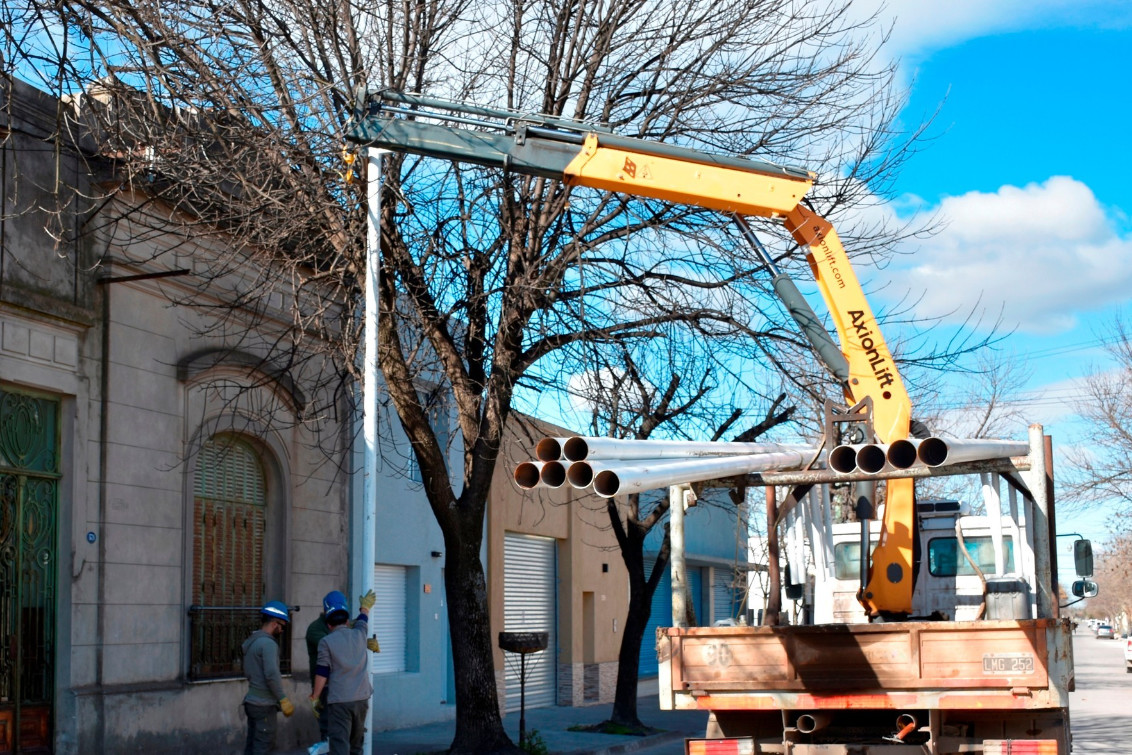 El Municipio de Coronel Pringles inicio una nueva etapa de instalación de columnas para luces led