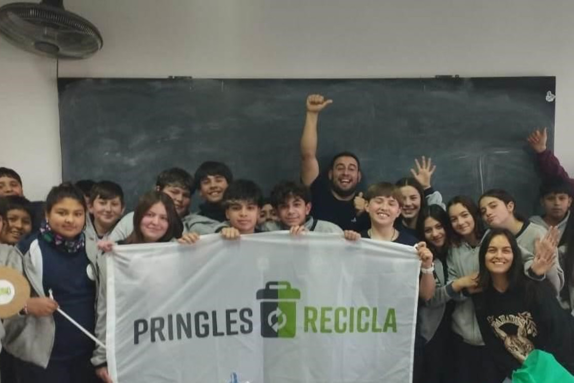 Alumnos de la Técnica se suman a “Pringles Recicla”