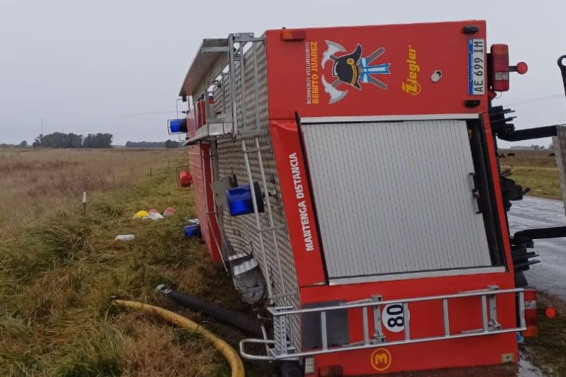 BENITO JUÁREZ: Volcó una autobomba de Bomberos Voluntarios