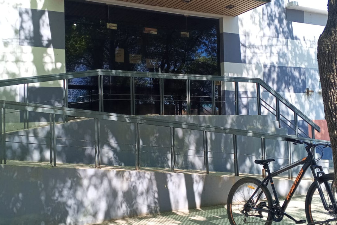  Reclaman una reparación definitiva para la puerta de ingreso al Hospital Municipal