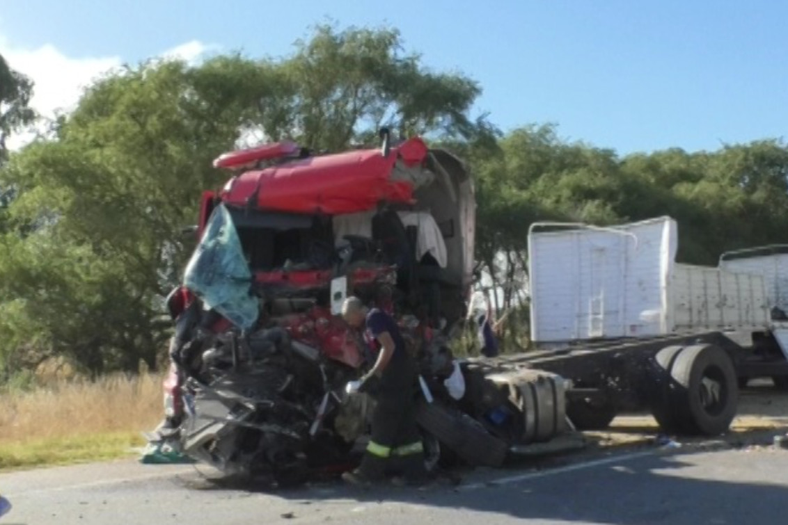   Dos camioneros pierden la vida en un choque frontal