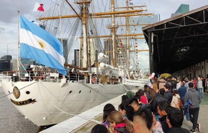 Cientos De Personas Saludaron La Llegada De La Fragata Libertad Al ...