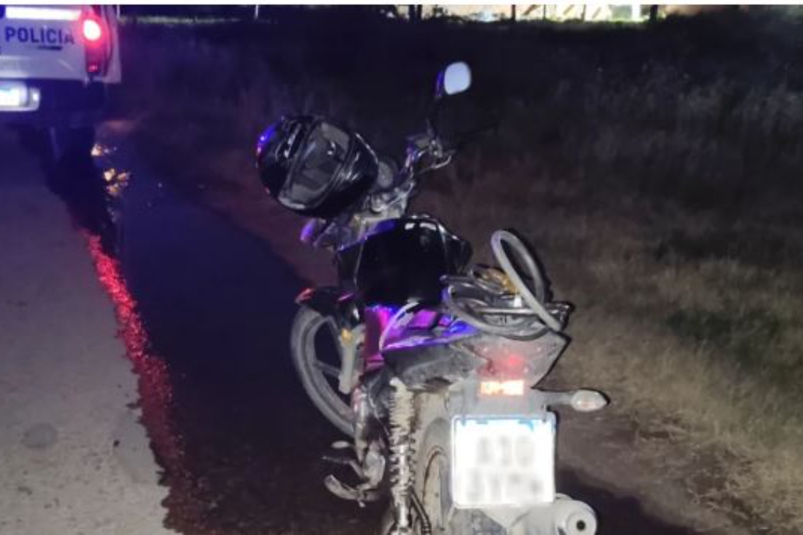 Accidente en Grünbein: una motociclista embistió a un menor de 14 años que caminaba por la banquina