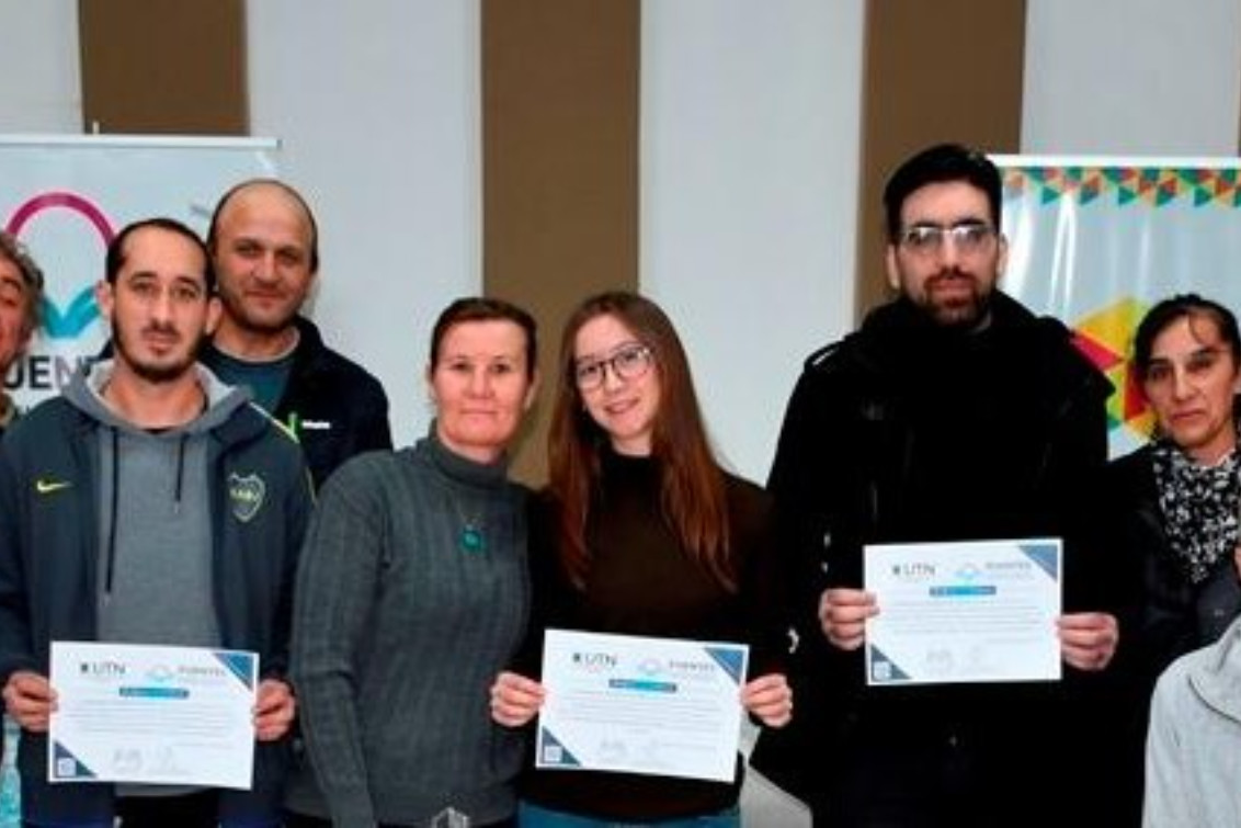  Entregaron certificados de diplomaturas universitarias en software y fibra óptica