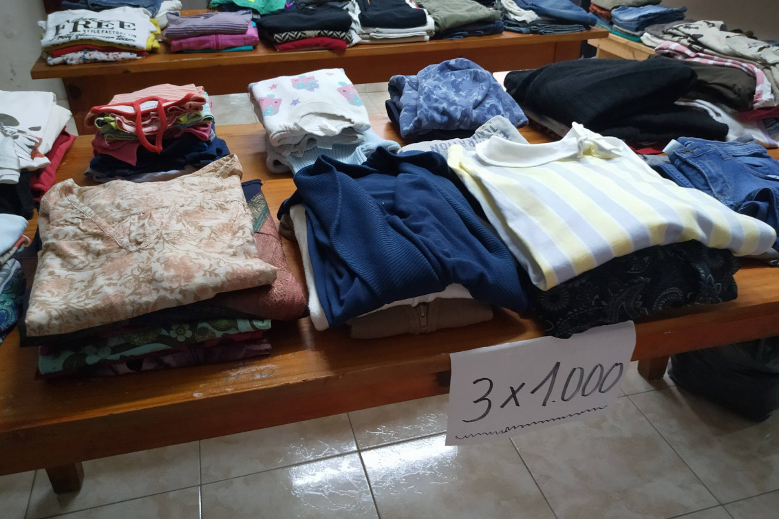 Cáritas organiza una nueva feria solidaria con ropa de temporada