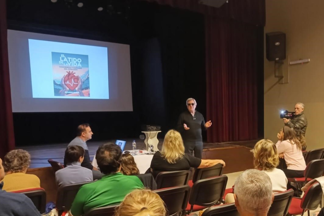  Ricardo Núñez presentó su libro “El latido de la vida”
