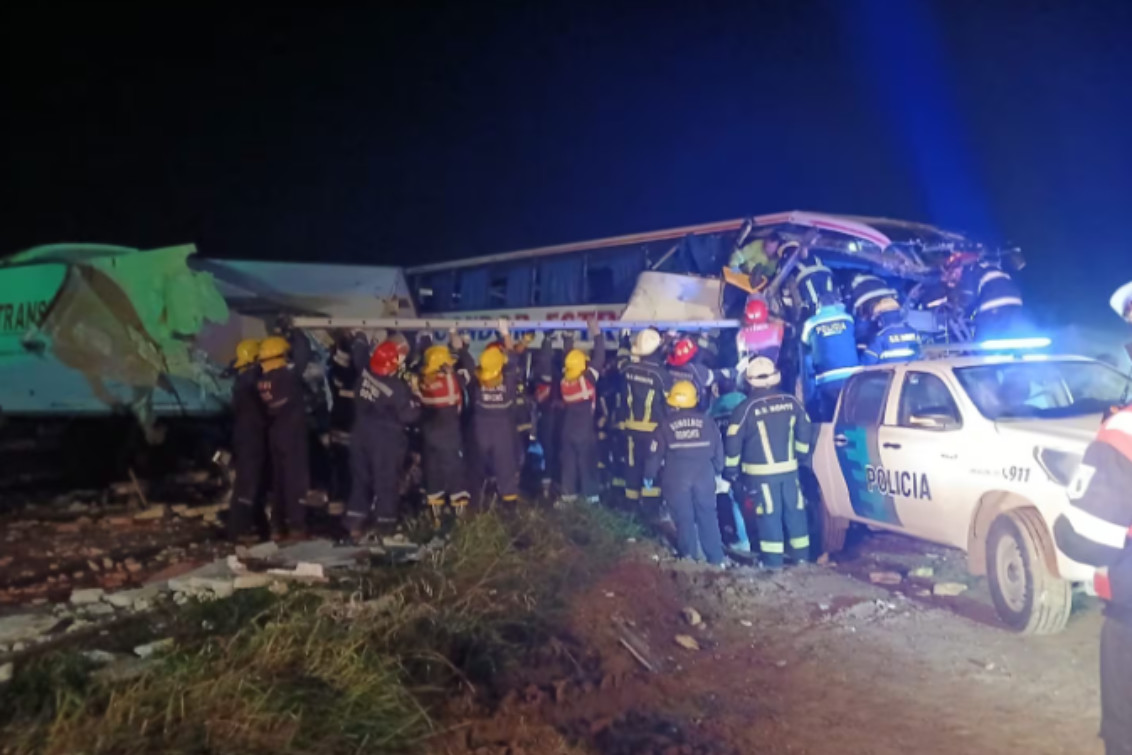 Brutal choque entre un camión y un micro en la Ruta 3: hay cuatro muertos y 16 heridos