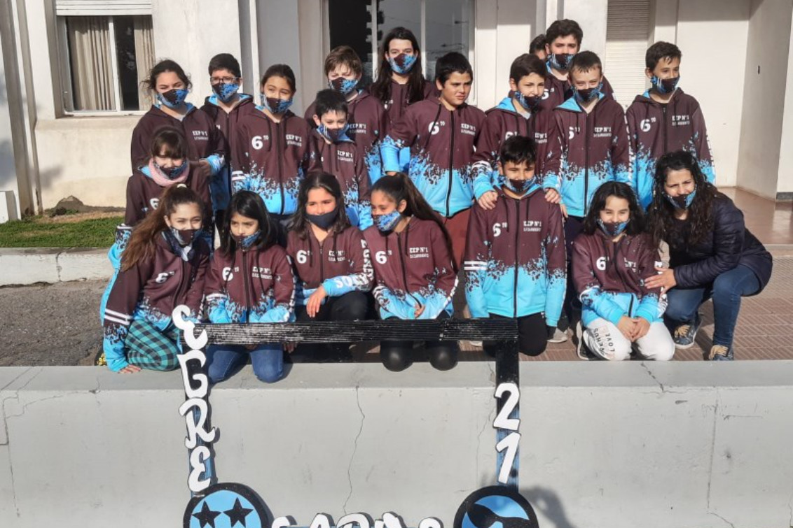  Alumnos de diferentes niveles presentaron sus buzos de egresados