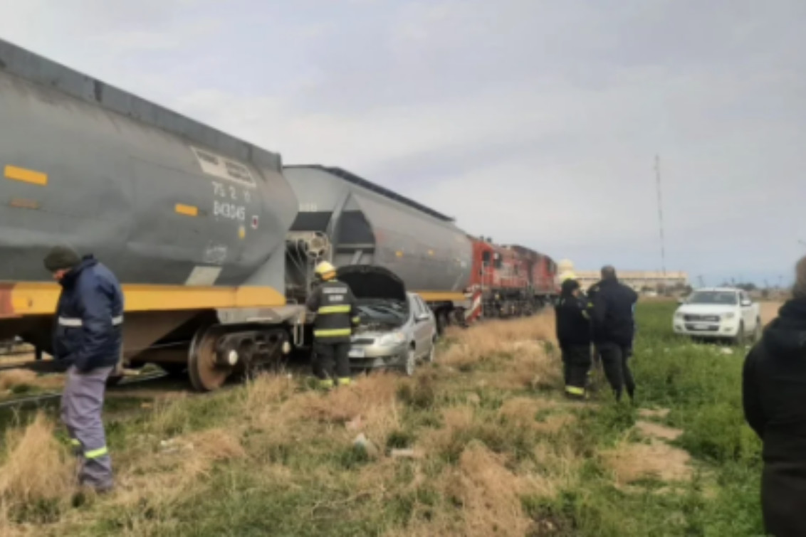 BAHÍA BLANCA: Una mujer lesionada por un choque entre un auto y un tren