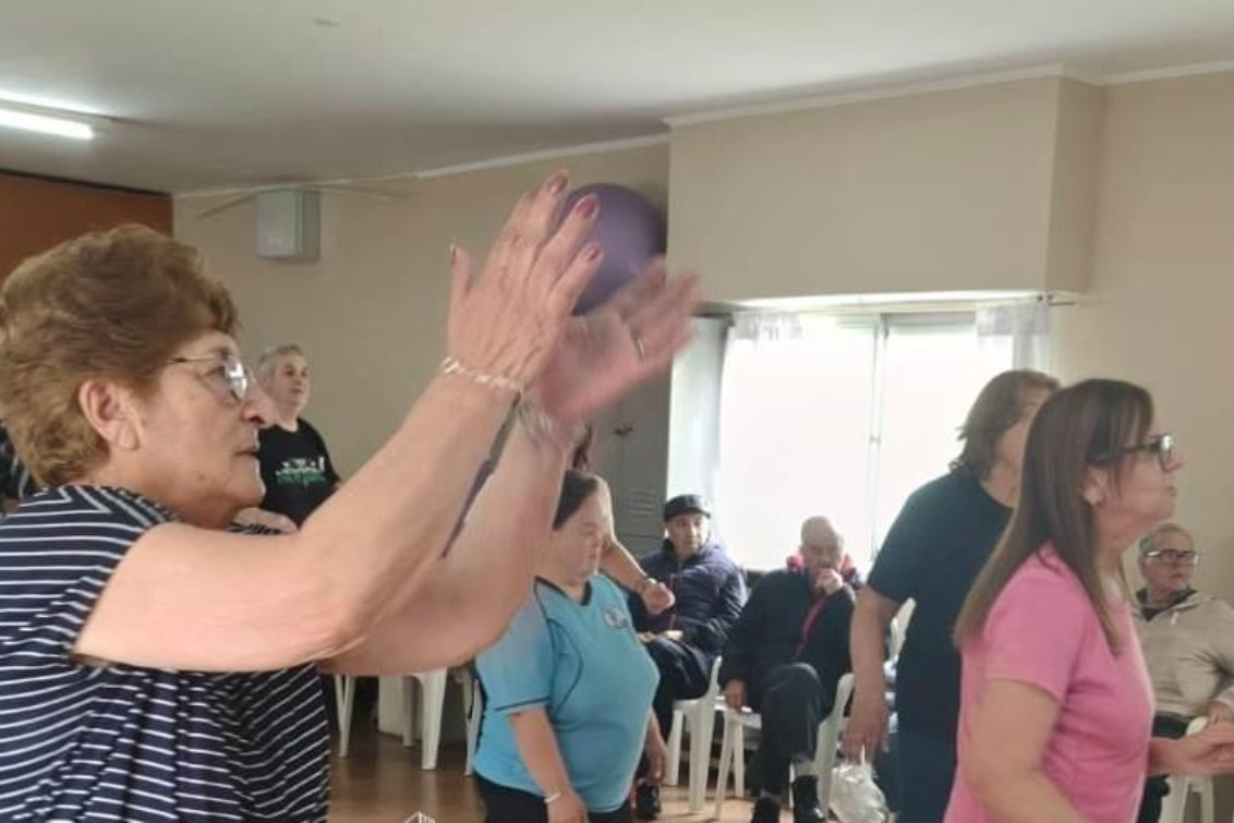 Una tarde a puro ritmo y diversión en la Colonia de Adultos Mayores