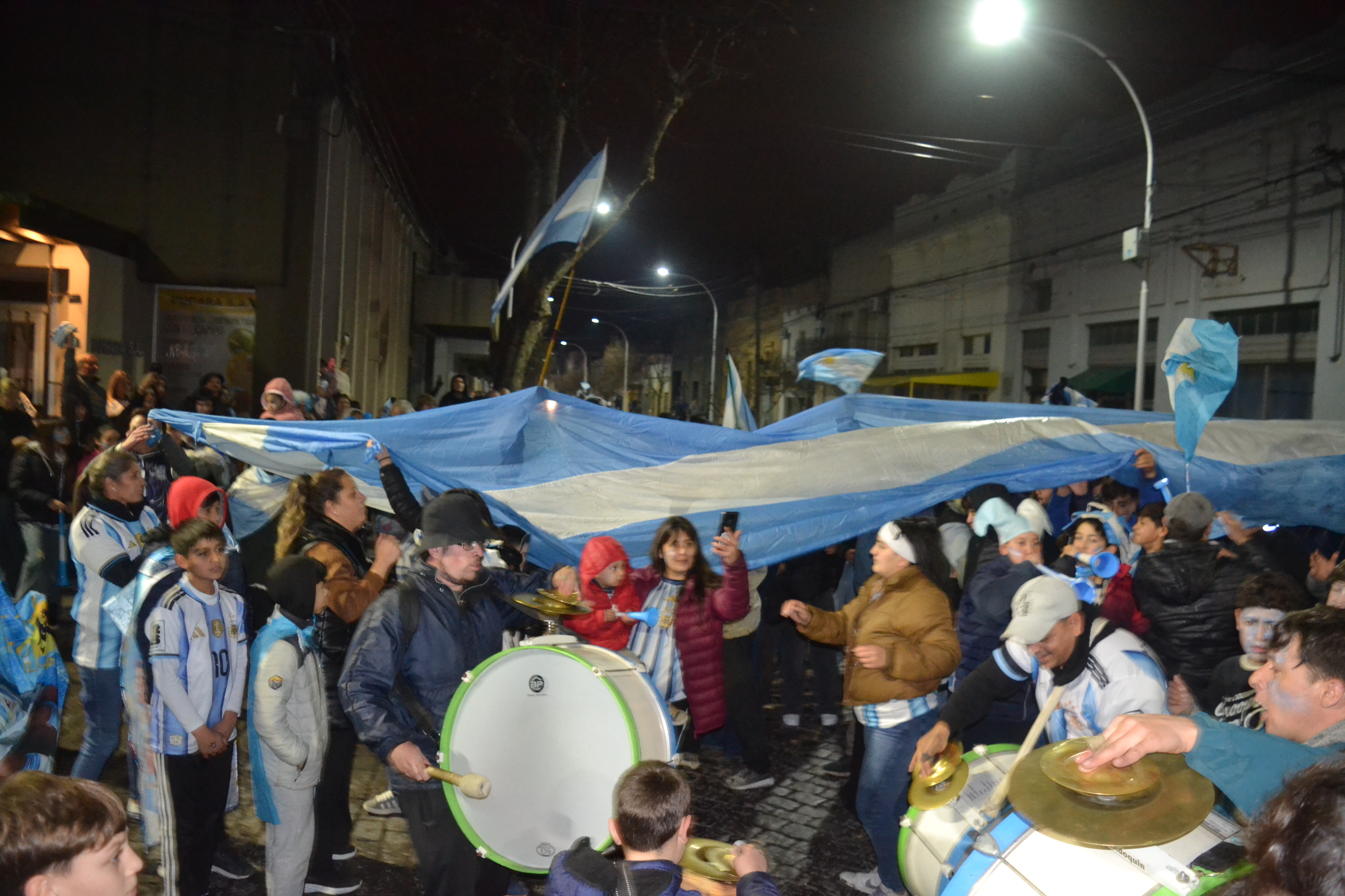 La ciudad volvió a vestirse de celeste y blanco para celebrar el pase de Argentina a las semifinales