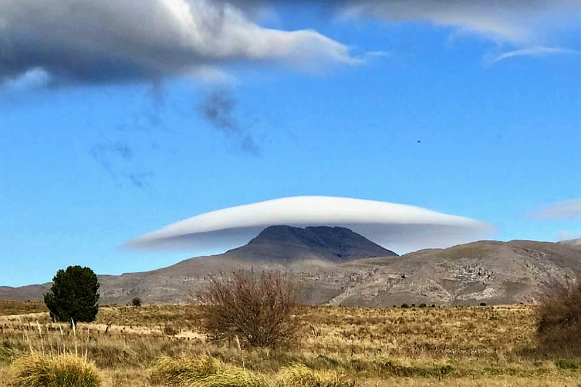 Una nube en forma de sombrero sobre el Tres Picos causó furor en la Comarca