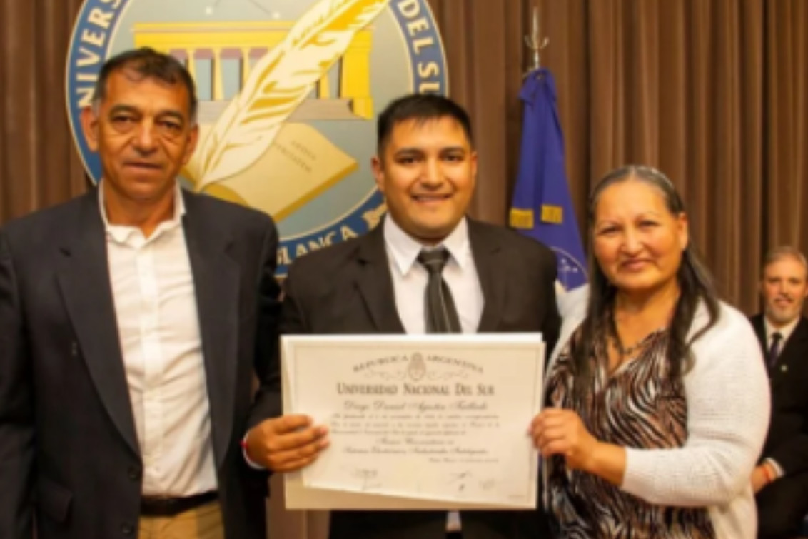   Albañil, vendedor ambulante, mozo, verdulero, repartidor, y ahora graduado universitario