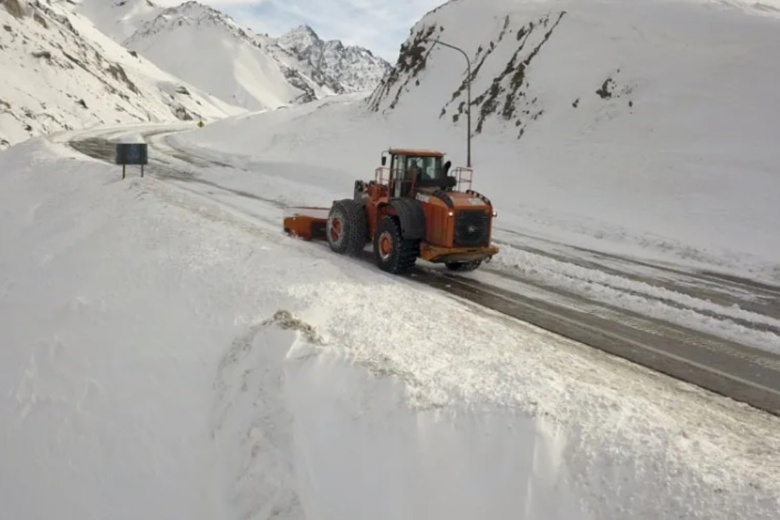 Por las intensas nevadas sigue cerrado el Paso Cristo Redentor