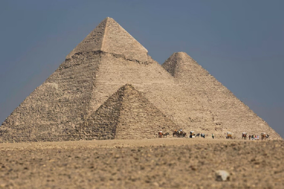 Un misterioso hallazgo bajo la arena junto a las pirámides de Giza despierta especulaciones  