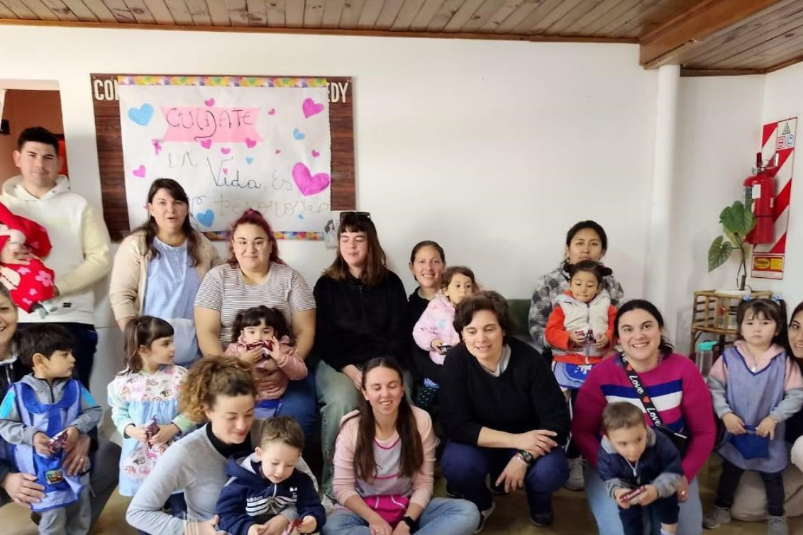 Los niños y niñas de la Sala Multiciclo del turno mañana del Jardín de Infantes N° 909, acompañados 