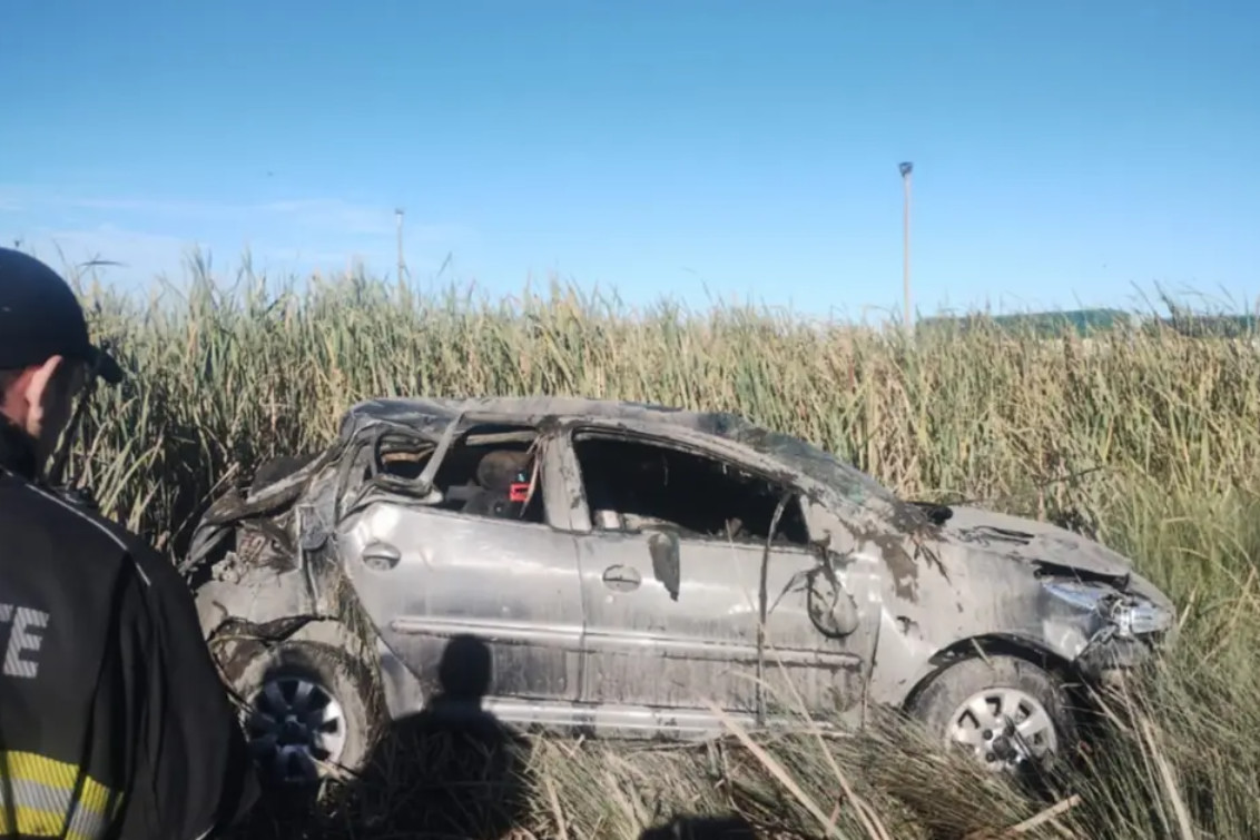 De película: un sujeto volcó un auto robado, huyó y lo detuvieron después de intentar robarse otro