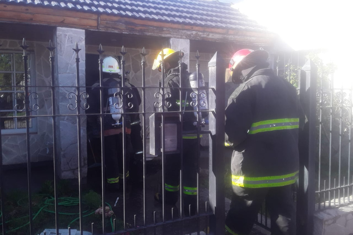 Bomberos extinguieron un incendio en una vivienda