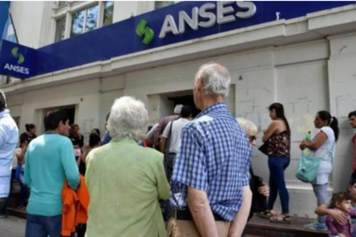  Las jubilaciones y pensiones de abril se pagarán en dos tramos, informó la Anses