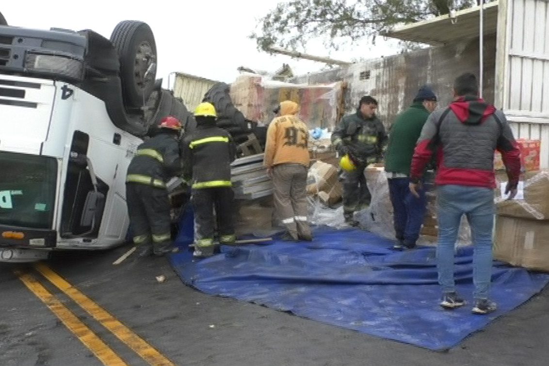 Ruta 51 cortada por el vuelco de un camión