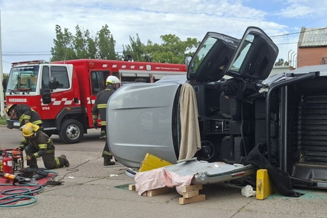 CORONEL SUÁREZ: Una VW Amarok vuelca tras ser chocada por un VW Gol