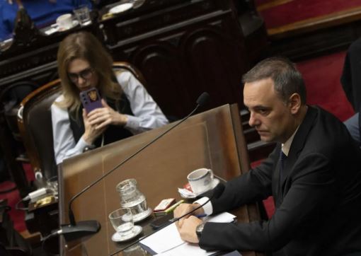 La Justicia le prohibió a Manuel Adorni salir de la Argentina sin autorización