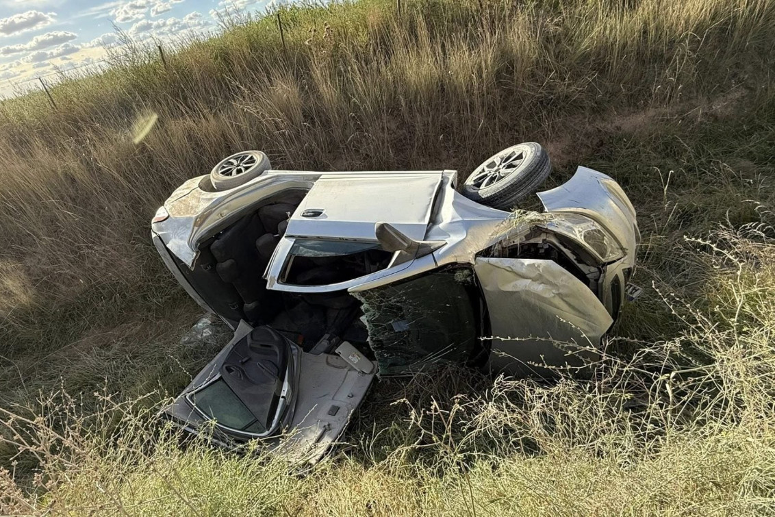 Vuelco en camino vecinal entre Descalzi e Indio Rico