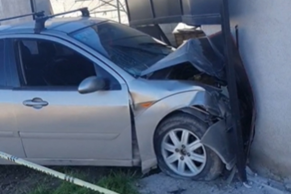  Un auto impactó contra una vivienda y su conductor resultó herido