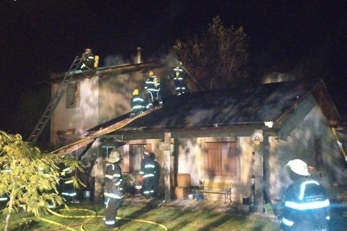    SIERRA DE LA VENTANA: Bomberos sofocaron un incendio en una vivienda de Barrio San Bernardo
