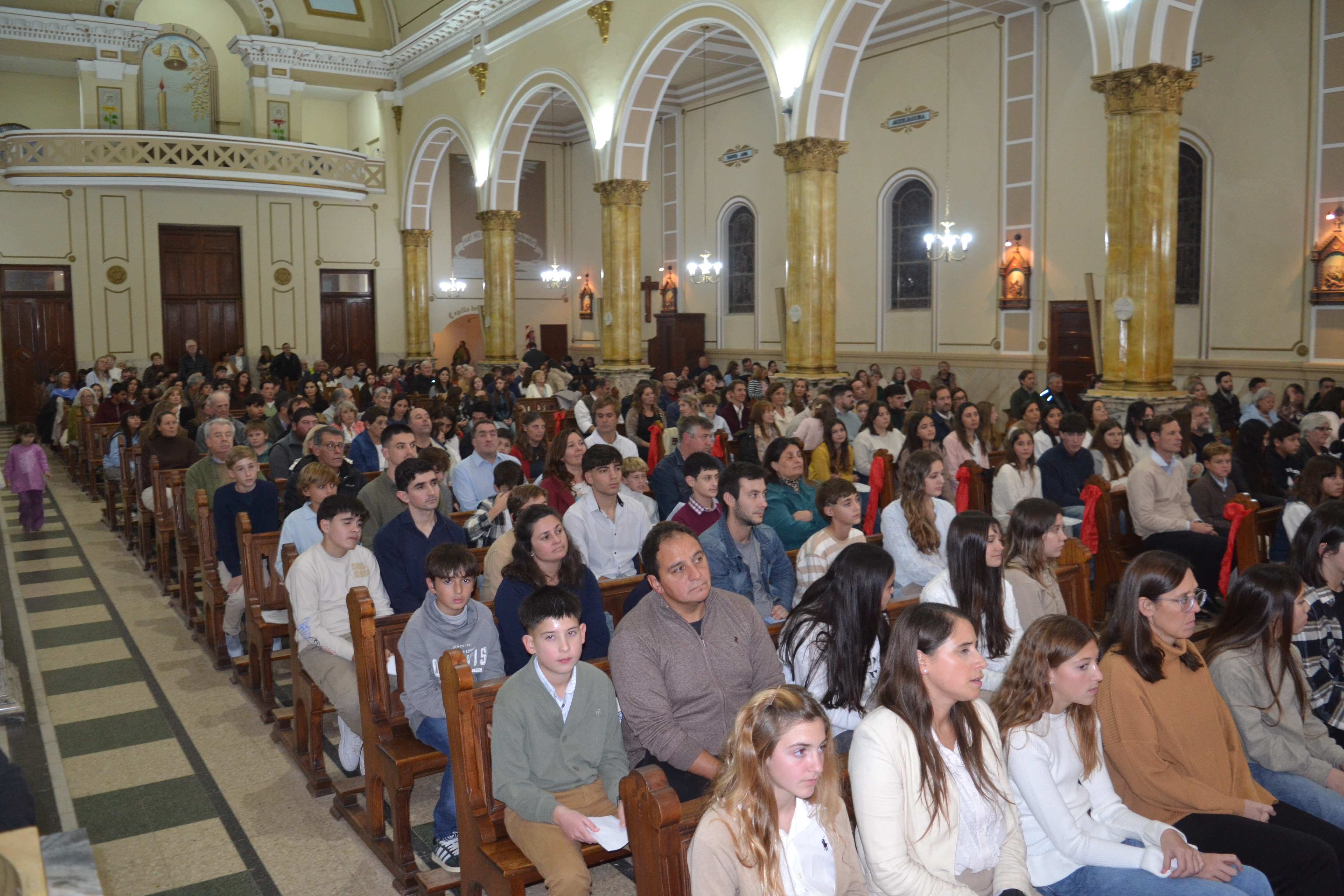  Emotiva celebración de Confirmación en la Parroquia Santa Rosa de Lima