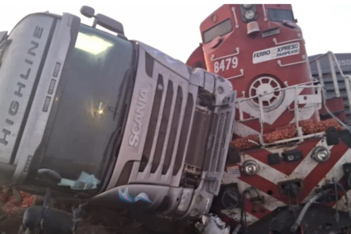 Descarriló un tren luego de chocar un camión en el Salitral de la Vidriera