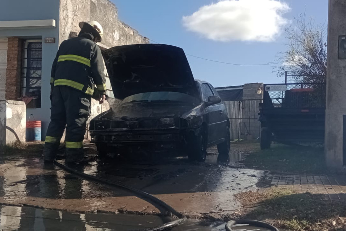 Bomberos sofocaron el incendio de un vehículo