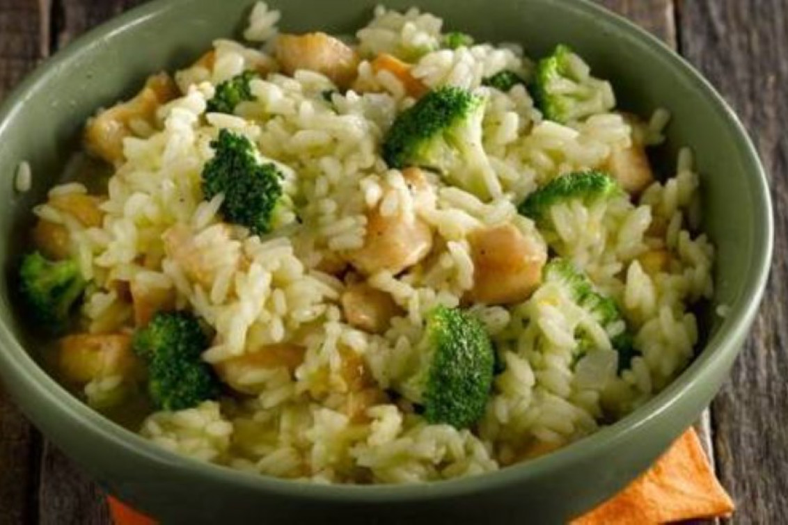 Arroz salteado con pollo, brócoli y cebolla