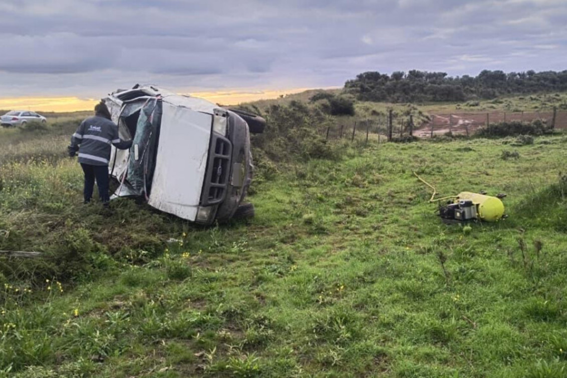 Una persona murió tras volcar su camioneta en la Ruta 3
