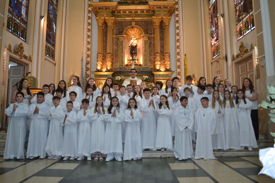  Cuarenta y cuatro niños del Colegio Sagrado Corazón recibieron su Primera Comunión 