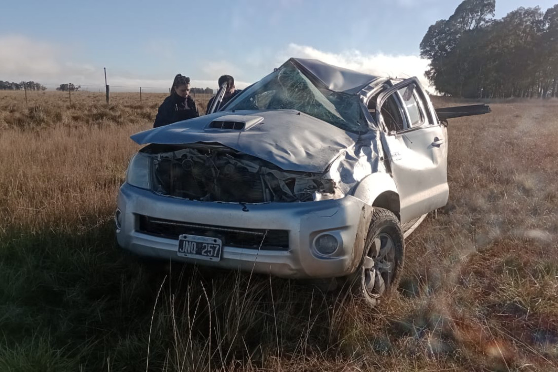 Una camioneta volcó en la Ruta 51