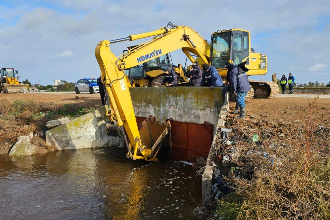 Sudestada en White: la fuerza del agua torció compuertas en la zona del Saladero