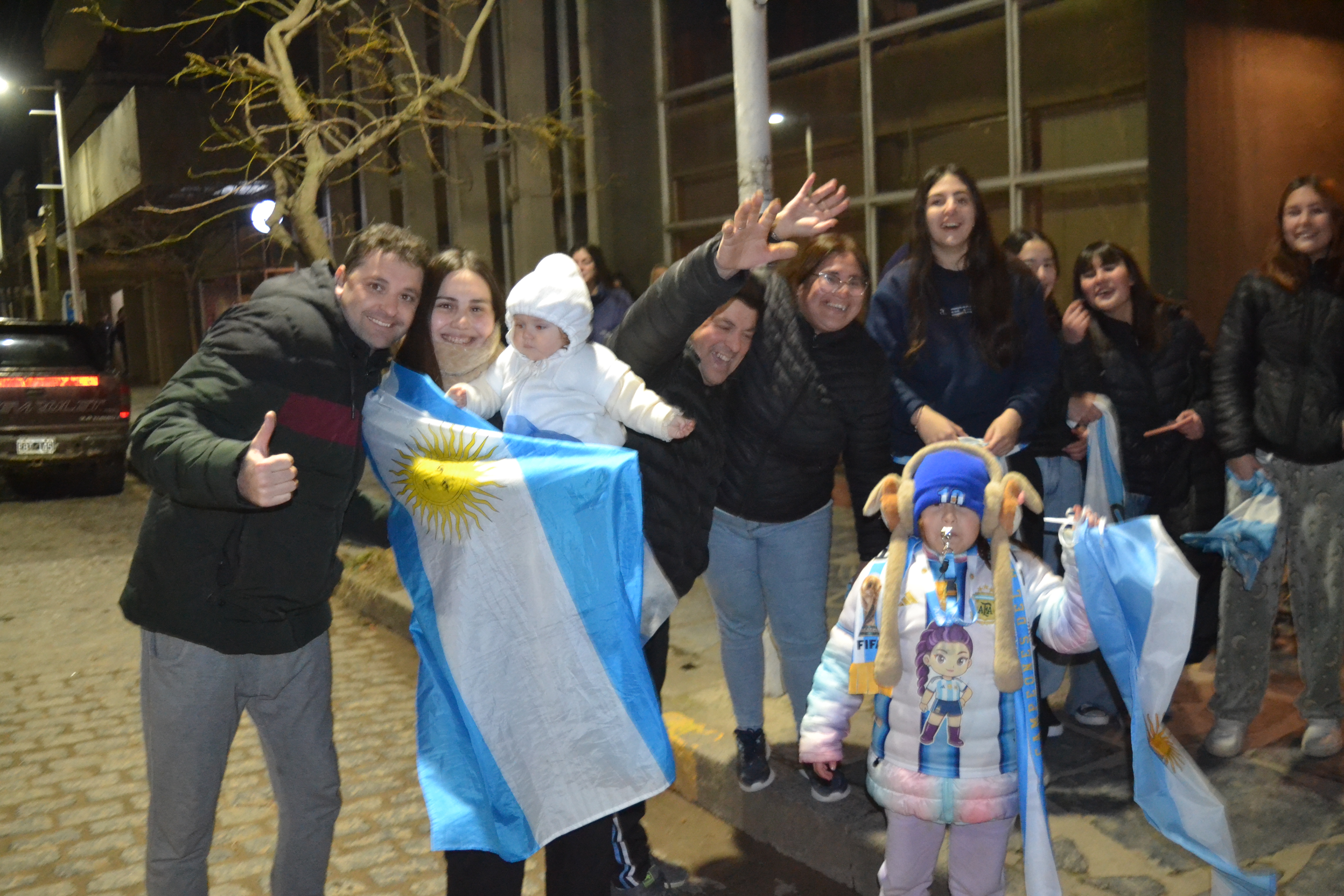 Coronel Pringles se vistió de celeste y blanco para celebrar el pase de Argentina a octavos de final