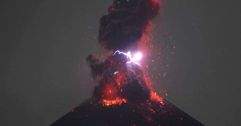 2020 dejará huella: en plena pandemia explota el volcán más peligroso del mundo: EL KRAKATOA