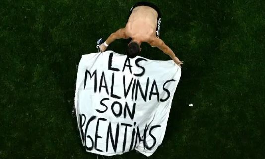 Piden a la FIFA que investigue a Argentina por la bandera de Malvinas que exhibieron los jugadores