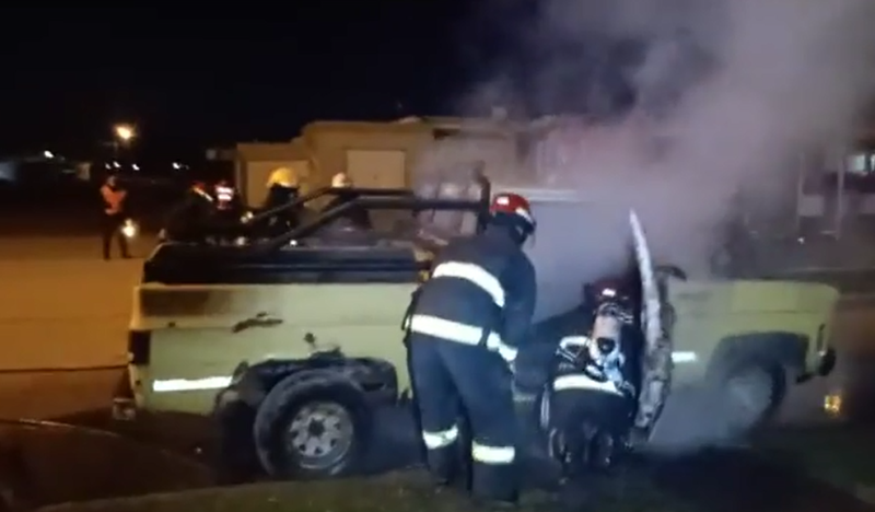  Sofocan un incendio intencional de una camioneta 